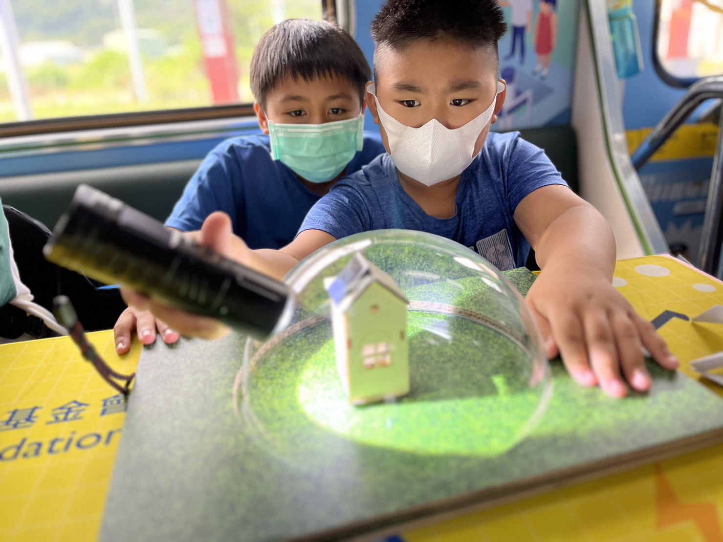 G22恒峰參與基礎科學主題車廂，以STEAM教學精神，設計「逐日科學家」、「太陽能工程師」以及「淨零建築師」三大能源科普課程和實驗
